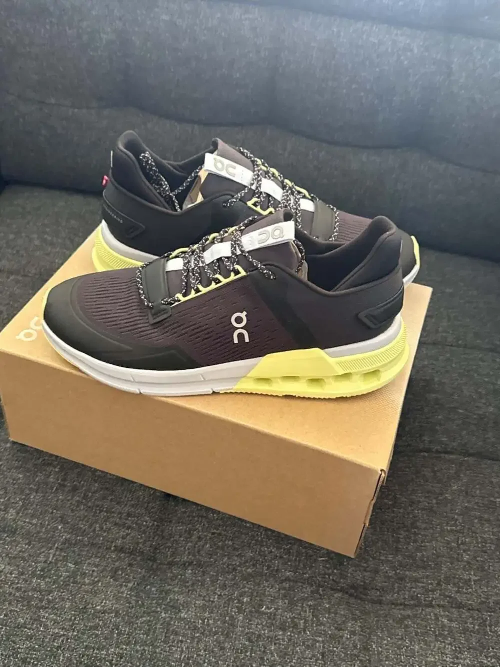10W / 8.5M - On Running Cloudnova Flux Black Hay